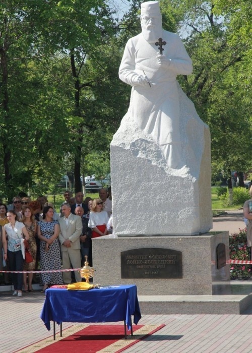 Памятник ахмадулиной в тарусе фото