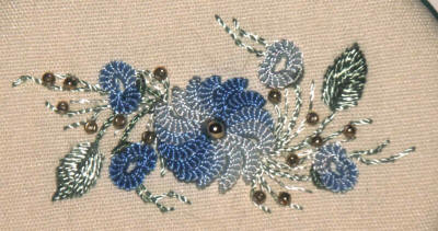 EM-1228-CMH-Cast-on-Daisy-(Blue) 2.5x1.5 (400x211, 24Kb)