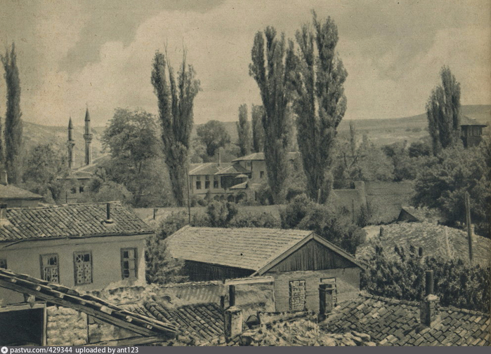 Вид на ханский дворец. 1942 (700x505, 395Kb)