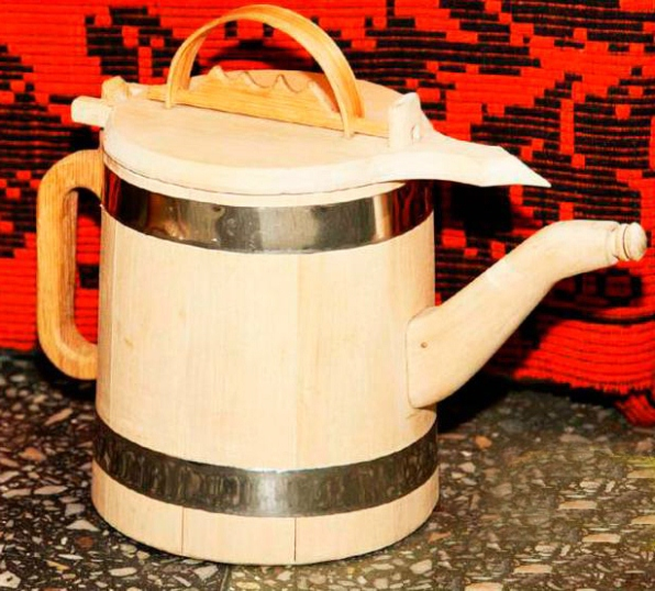 Из какого материала сделан чайник. Деревянный чайник. Чайник из дерева. Чайник из дерева своими. Деревянный чайник игрушечный.