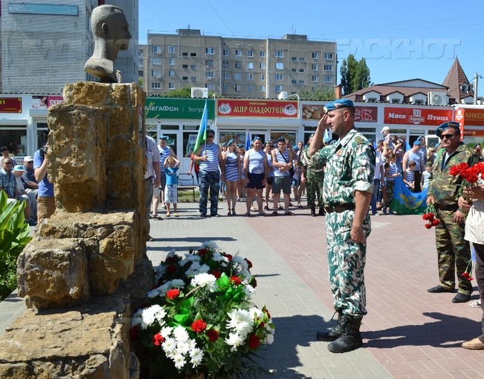 Молодов. Волгодонск памятник Молодов. Сквер Молодова Волгодонск. Памятник Сергею Молодову в Волгодонске. Площадь Молодова Волгодонск.