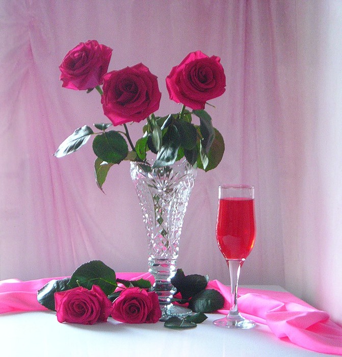 Букет роз на столе в вазе фото
