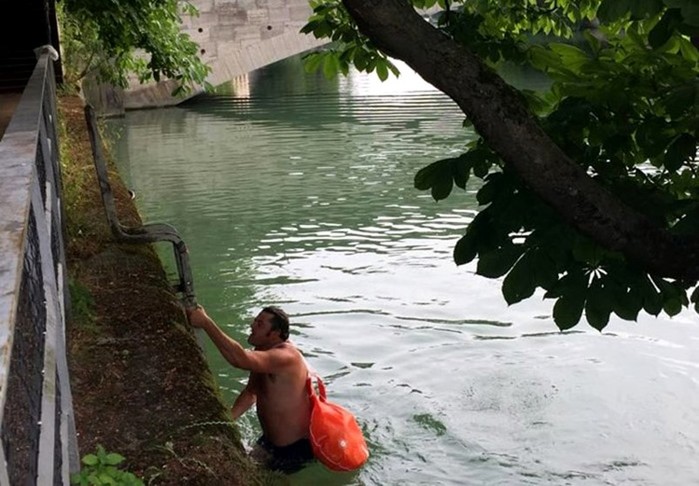 Немец из Мюнхена каждый день добирается на работу, переплывая реку