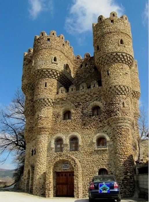 Испанец самостоятельно построил замок за 20 лет