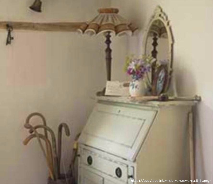 Country-cottage-hallway-with-bureau-and-vintage-accessories (700x605, 157Kb)