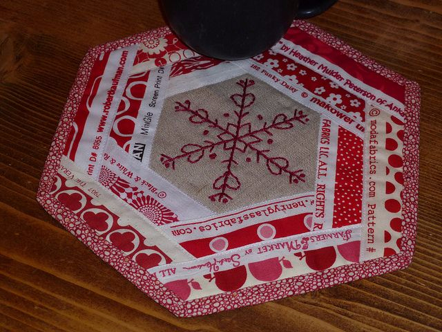 10ef1fe66633b4b79d9ca622520be6f0--snowflake-embroidery-tablerunners (640x480, 315Kb)