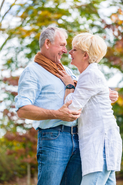 7055088_stock-photo-senior-man-and-woman-embracing-each-other-in-love (400x600, 92Kb)