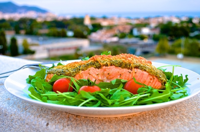 5043035_Salmon_with_salad_served_content (700x463, 119Kb)