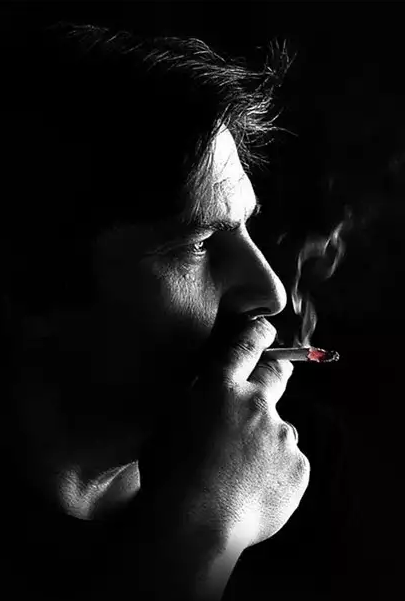 Одинокий мужчина не курит не пьет. Курящий парень. Одинокий курящий парень. Мужчина курит. Курю мужчина черно-белое.