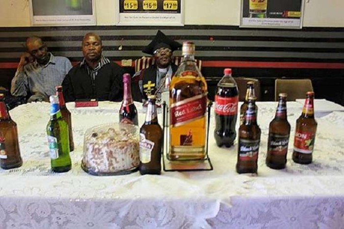 Церковь Габола в ЮАР, в которой можно молиться и пить алкоголь одновременно