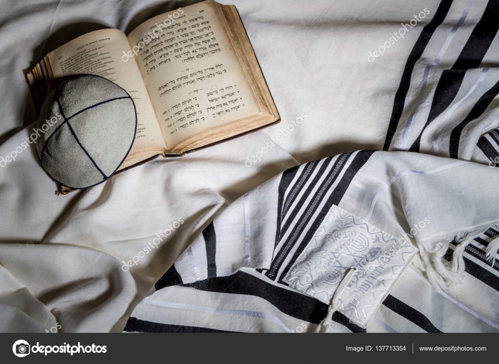 5421357_depositphotos_137713354stockphototalitkippahandsiddurjewish (700x510, 251Kb)