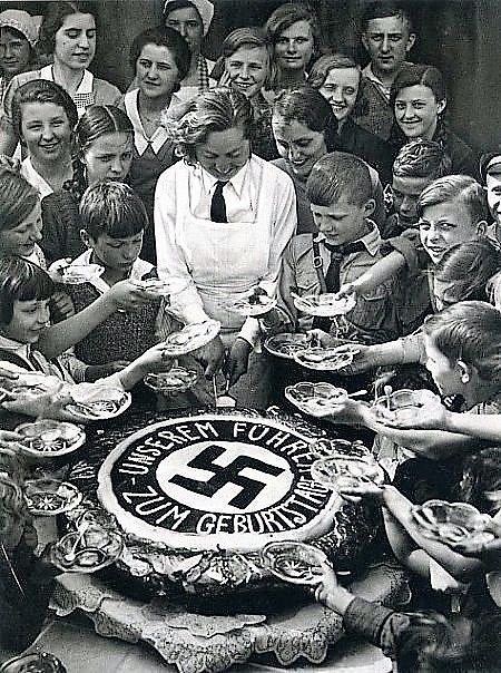 Cake is handed out to children to celebrate Hitler's Birthday in 1934 (450x604, 179Kb)