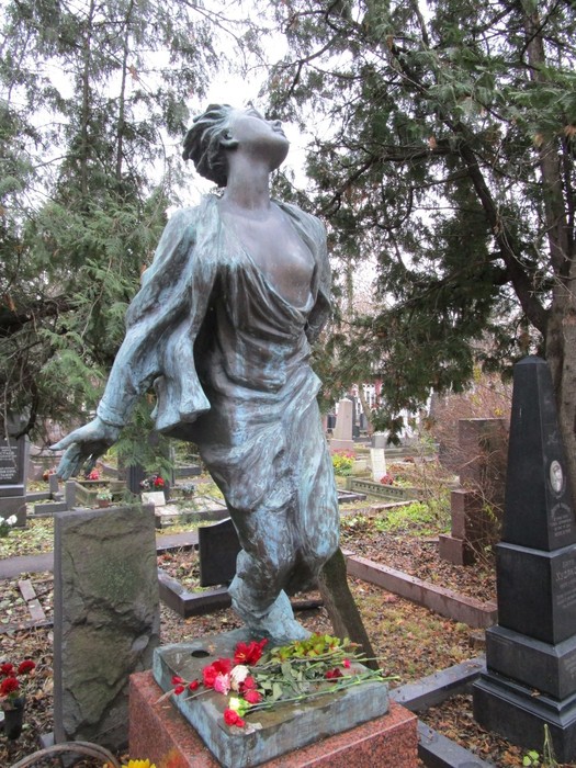 Памятник татьяне самойловой на новодевичьем кладбище фото