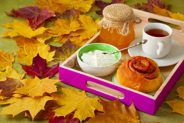 4780033_stock-photo-cup-of-tea-honey-yogurt-and-pumpkin-muffin-on-a-tray-on-backgr (600x400, 108Kb)