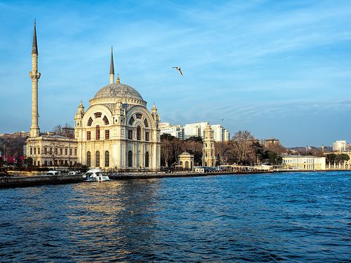 Стамбул 4 дня из москвы. Мечеть Долмабахче в Стамбуле. Мечеть Долмабахче (мечеть Безмиалем Валиде Султан). Айя София и Долмабахче. Мечеть в районе Долмабахче в Стамбуле.