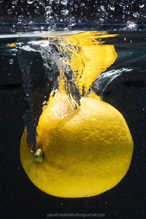 Вода и фрукты — динамичные фотографии