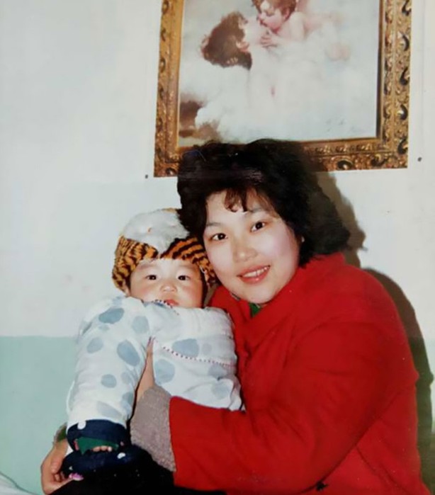 Цзоу Хунъян не смогла отказаться от умственно отсталого сына. Через 29 лет он превратился в прекрасного принца!