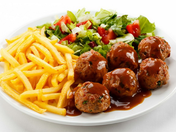 meatballs_potatoes_salad_plate_white_background_78991_3840x2400-800x600 (700x525, 391Kb)