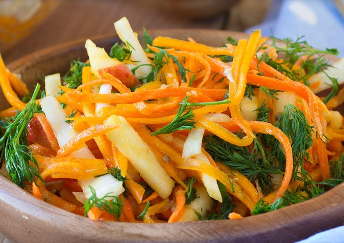 Тыква луком морковью. Салат витаминный с тыквой. Салат из тыквы с яблоком и морковью. Салат из тыквы и моркови. Салат с капустой и тыквой.