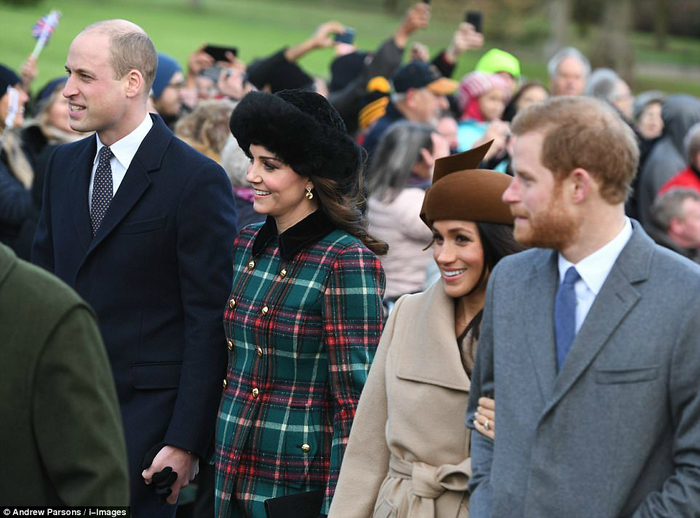 47912DEB00000578-5211253-Meghan_Markle_pictured_right_with_her_fiance_Prince_Harry_walked-m-128_1514201977273 (700x518, 354Kb)