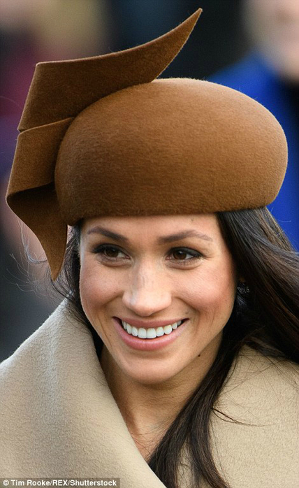 479135B000000578-5211253-Meghan_paired_a_striking_brown_beret_with_a_beige_coat_which_she-a-47_1514218436931 (428x700, 297Kb)