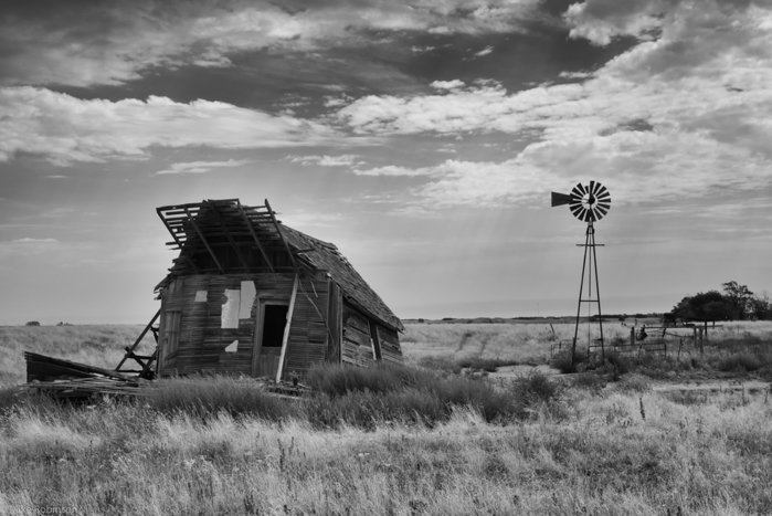 shaky_shack_bw (700x467, 169Kb)