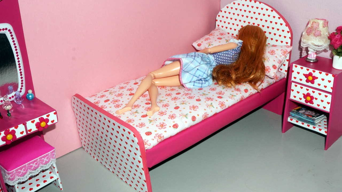 how-to-make-a-cardboard-bed-for-dolls-miniature-crafts-diy-no-barbie-bed-comforter-barbie-bed-set-walmart (700x393, 284Kb)