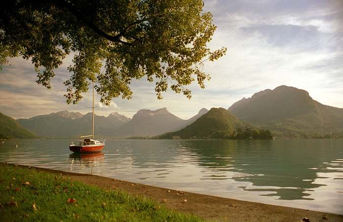 Talloires_,_view_of_Lake_Annecy,_Kodacolor_by_Scott_Williams (700x453, 398Kb)