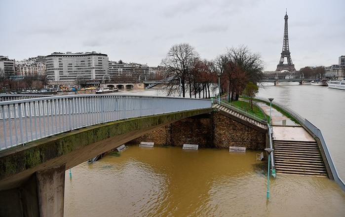 В Париже закрыли Лувр из за потопа: 35 000 музейных экспонатов эвакуировано