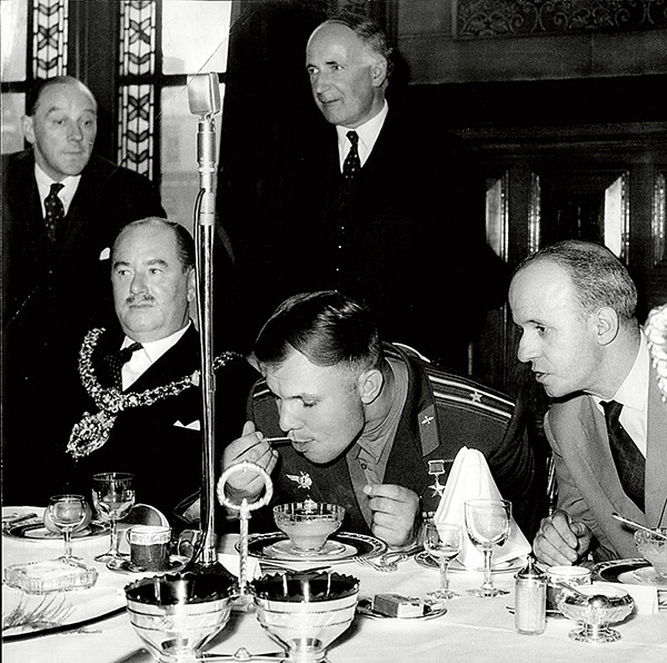 Gagarin_five-oclock-tea (600x596, 153Kb)