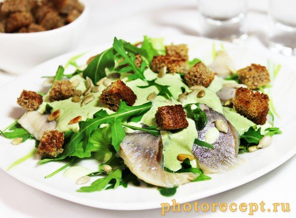 salat-s-seldyu-i-rukkoloj-pod-zelenym-lukovym-sousom-img2 (610x450, 212Kb)
