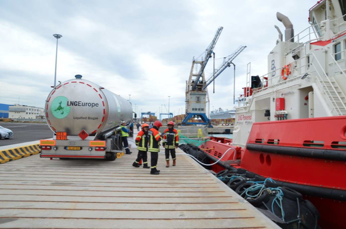 Port-of-Civitavecchia-Starts-LNG-TtS-Bunkering (700x463, 390Kb)