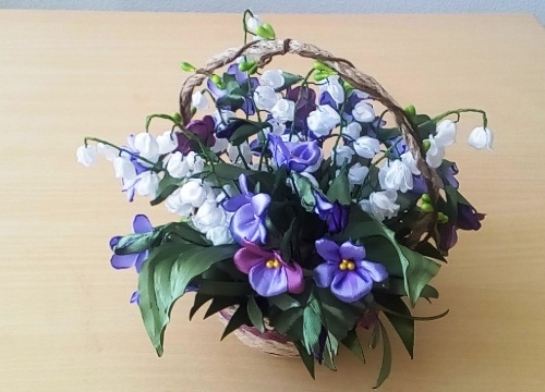 весенняя корзинка с цветами из атласных лент (500x360, 145Kb)