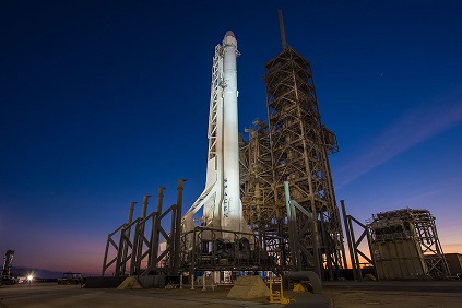 Falcon_9_and_Dragon_Vertical_at_Pad_39A_(32945170225) (423x282, 37Kb)