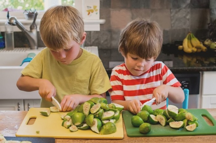 Какие блюда можно приготовить с детьми разных возрастов: 6 легких рецептов для готовки
