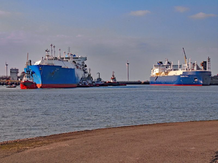 The ice-class LNG carrier, Eduard Atoll, pictured right, transfers Yamal LNG to the Pskov (left) in the Port of Zeebrugge, May 1, 2018. (700x525, 290Kb)