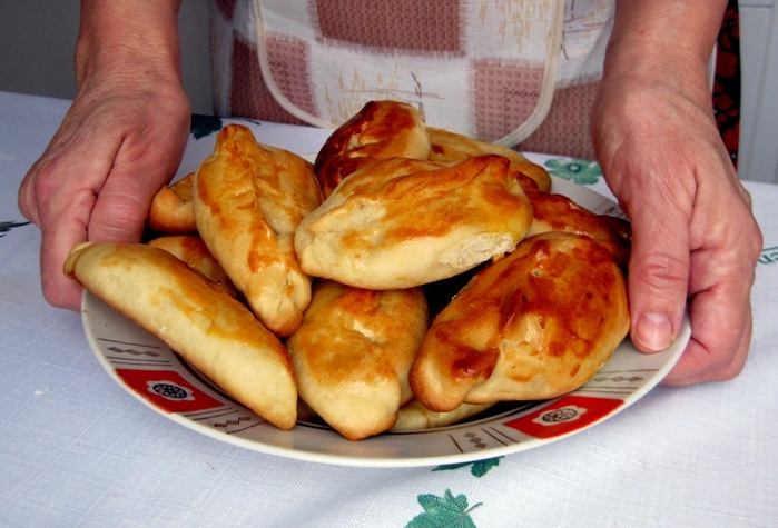 6098670_foto5_Babyshka_s_pirogami (700x475, 248Kb)