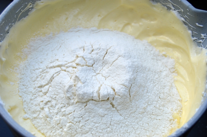 2835299_Neobichnii_tortrylet_s_bananami__vse_bydyt_prosit_recept_etogo_izymitelnogo_tortika1 (700x465, 228Kb)