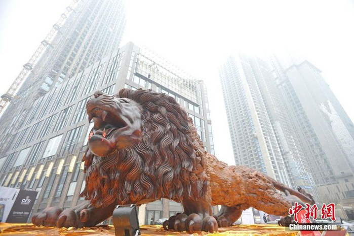 lion-carved-from-single-tree-trunk-by-dengding-rui-yao-9 (700x465, 300Kb)