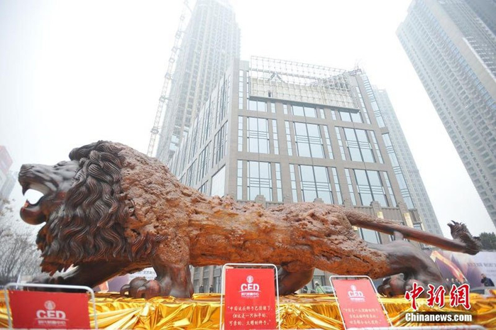 lion-carved-from-single-tree-trunk-by-dengding-rui-yao-11 (700x465, 309Kb)