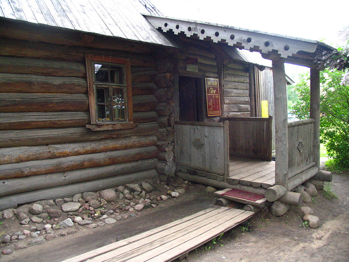 1200px-Домик_няни_А._С._Пушкина,_вход_в_музей (700x525, 515Kb)