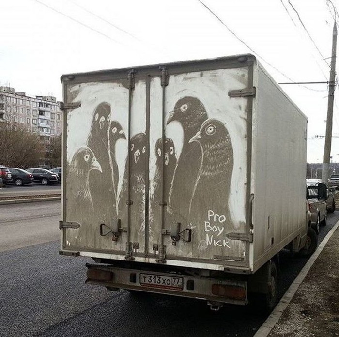 Художник превращает грязные грузовики в картины
