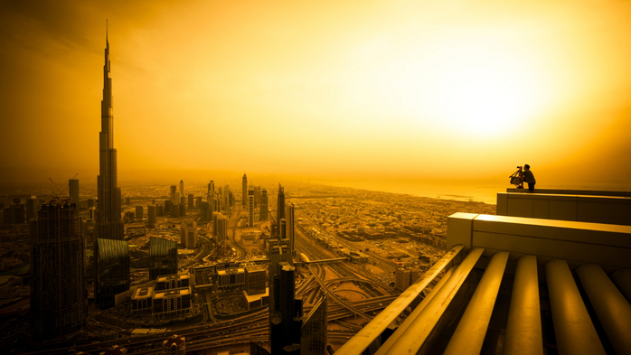 16_Trey photographing the Burj by Rene Smith_cr (700x393, 292Kb)