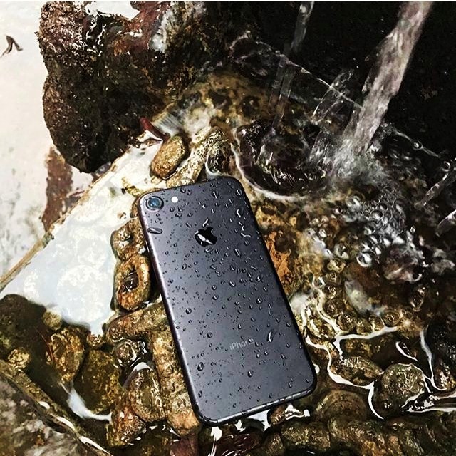 Смартфон упал в воду. Утопленный iphone. Айфон утонул. Утопленный телефон. Залитый айфон.
