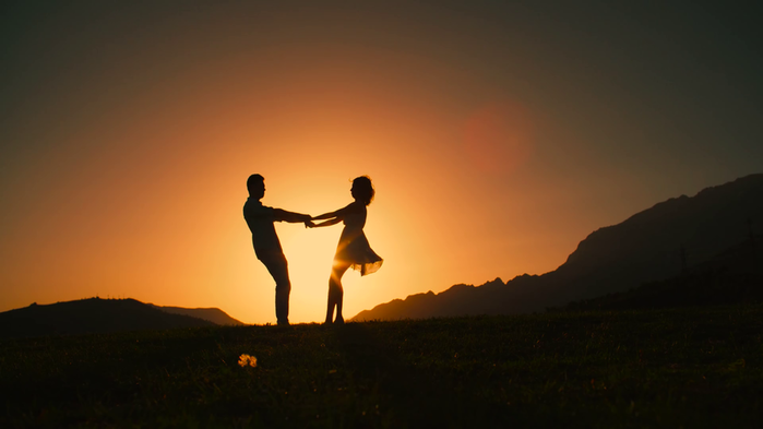 romantic-young-couple-silhouette-woman-and-man-holding-hand-in-circle-togetherdawn-the-glare-of-the-sun-love-story-slow-motion_hewcx21p_thumbnail-full01 (700x393, 203Kb)