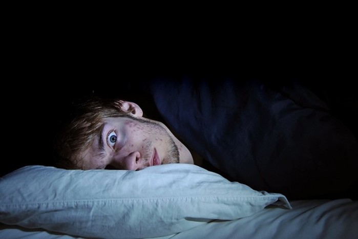Как засыпать быстро и без проблем: чего лучше не делать перед сном