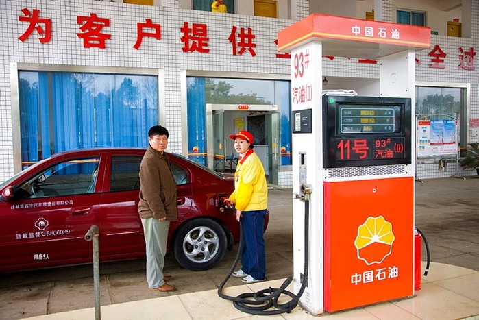 В Китае бензин дешевеет пятый раз с начала года