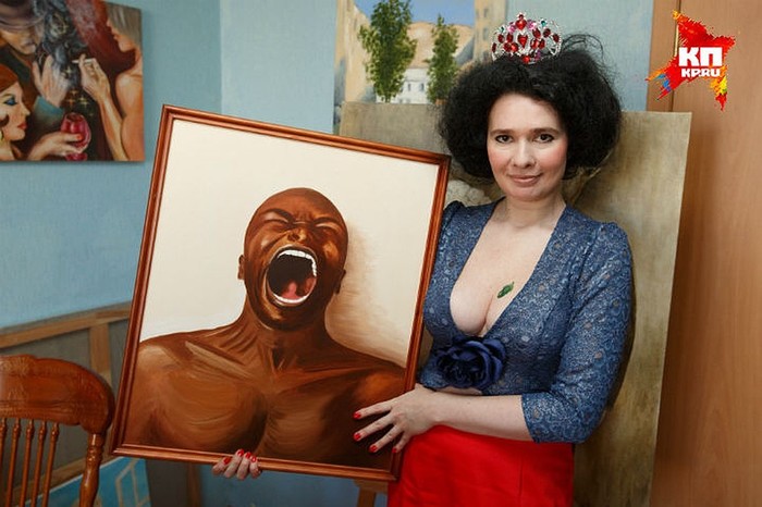 Художница из Петербурга показала, как рисовала грудью портреты знаменитостей