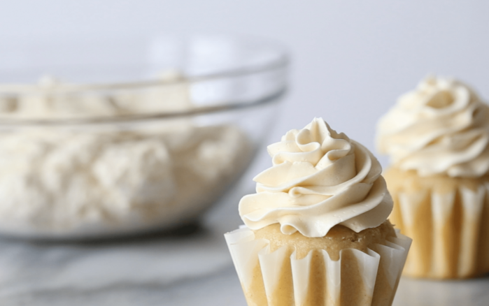 swiss-meringue-buttercream-naturally-sweetened-945x592 (700x438, 311Kb)