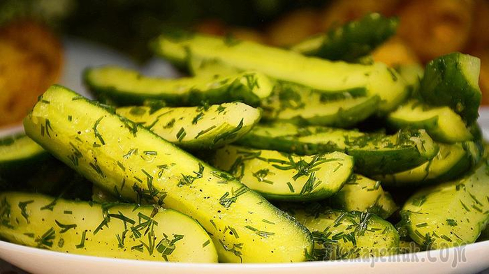 Хрустящие малосольные огурцы с чесноком и укропом, без уксуса. Быстрый рецепт1 (700x393, 329Kb)